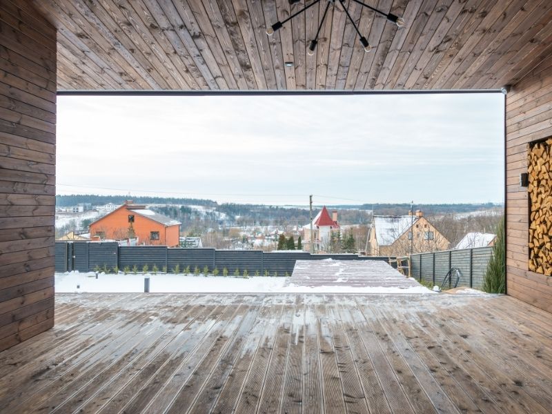 Terrasse en bois grisé naturellement sous l'effet des UV et des intempéries